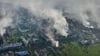 Rauch steigt aus beschossenen Gebäuden in Bachmut in der Region Donezk auf.
