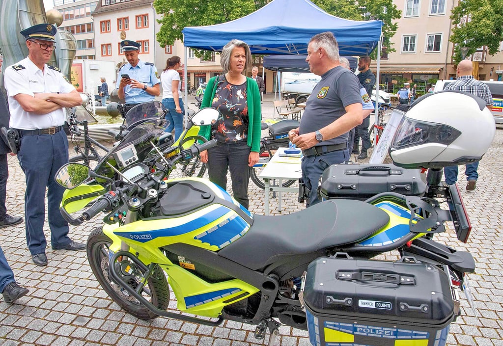 Aktionstag zur Radverkehrssicherheit auf dem Markt. Innenministerin Zieschang lässt sich das Elektromotorrad der Dessauer Polizei erklären.