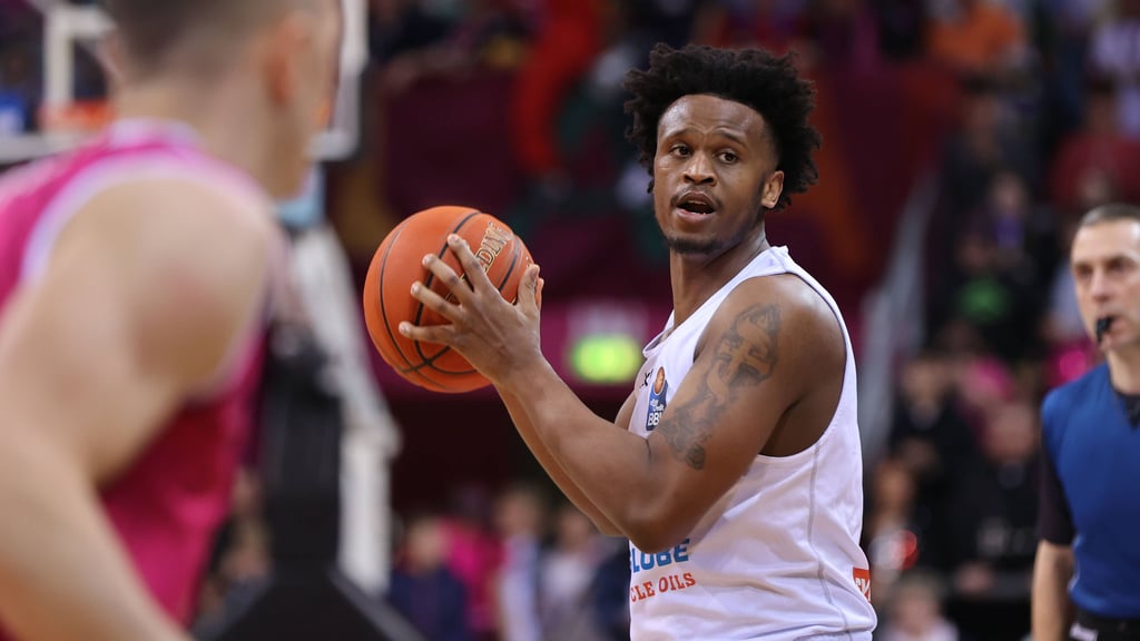 Stephon Jelks bleibt dem Syntainics MBC eine weitere Saison erhalten.