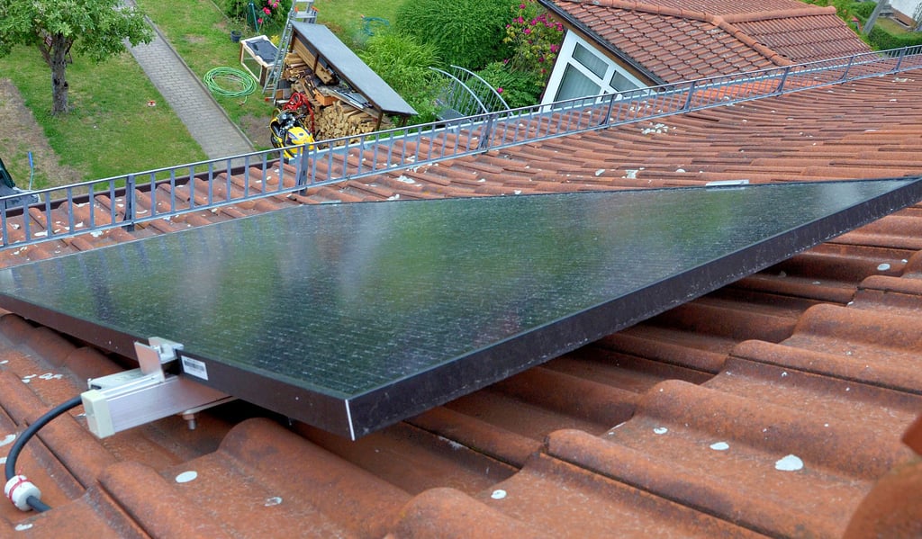 Das Solarpanel von Henry Arndt auf seinem Dach. Seit seinem Anschluß hat es 177 Kilowattstunden Strom erzeugt. Pro Woche spart Henry Arndt auf diese Weise knapp 2,50 Euro ein.