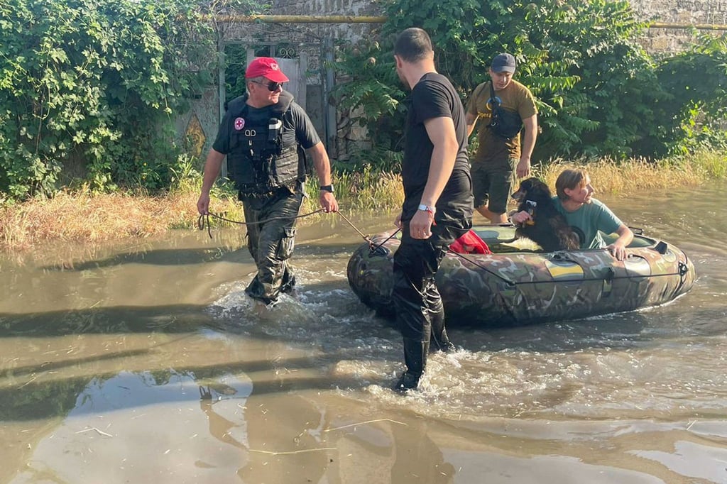 Menschen bereiten sich in Cherson auf die Evakuierung vor.