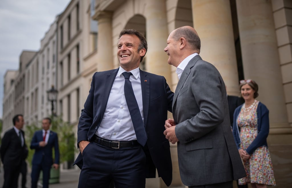 Bundeskanzler Olaf Scholz (SPD, r) begrüßt Emmanuel Macron, Präsident von Frankreich, vor einem gemeinsamen Abendessen.