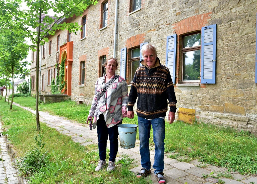 Sabrina Hamann und Guntram Schierenberg müssen sich Wasser zum Waschen und Kochen mit Eimern aus einer benachbarten Scheune holen. In ihrem Haus hat der Vermieter das Wasser abgestellt.
