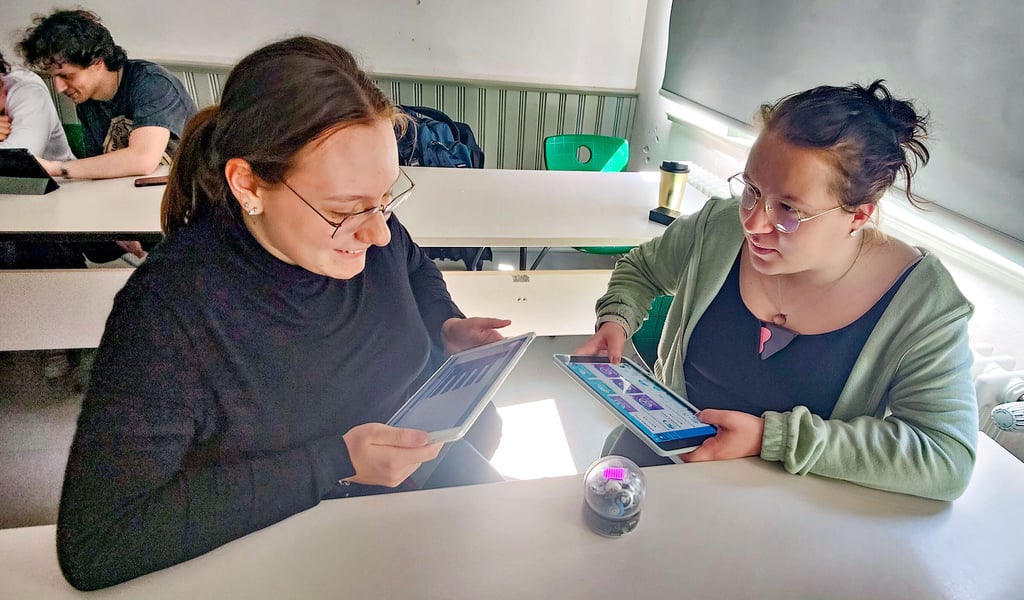Die Zwölftklässlerinnnen Lilli Arnold (links) und Gina Rindfleisch programmieren im Informatik-Kurs der Freien Gesamtschule in Lützen einen Roboter-Ball. Zehn Exemplare der „Sphero Bolt“ hat die Firma Röchling Industrial Lützen der Schule im Rahmen einer Kooperation zur Verfügung gestellt.