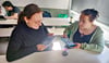 Die Zwölftklässlerinnnen Lilli Arnold (links) und Gina Rindfleisch programmieren im Informatik-Kurs der Freien Gesamtschule in Lützen einen Roboter-Ball. Zehn Exemplare der „Sphero Bolt“ hat die Firma Röchling Industrial Lützen der Schule im Rahmen einer Kooperation zur Verfügung gestellt.