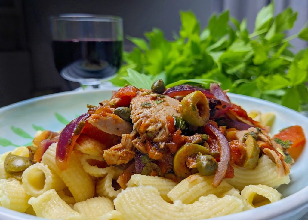 Die ungewöhnliche Thunfisch-Liebstöckel-Soße auf den Röhrennudeln sorgt für eine ganz neue Geschmackserfahrung.