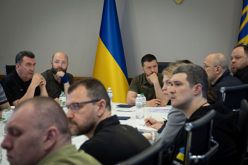 Die Ukraine wird sich laut Präsident Wolodymyr Selenskyj auch durch die Explosion des Staudamms am Dnipro nicht an der Rückeroberung besetzter Gebiete hindern lassen.