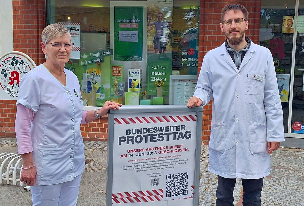 Klötzes Apotheken-Inhaber Martin Pröhl und seine Angestellte Ilona Spaehn weisen auf die Schließung der Stadt-Apotheke am 14. Juni hin. Für die Altmark-Apotheke gibt es an diesem Tag einen Notdienst.