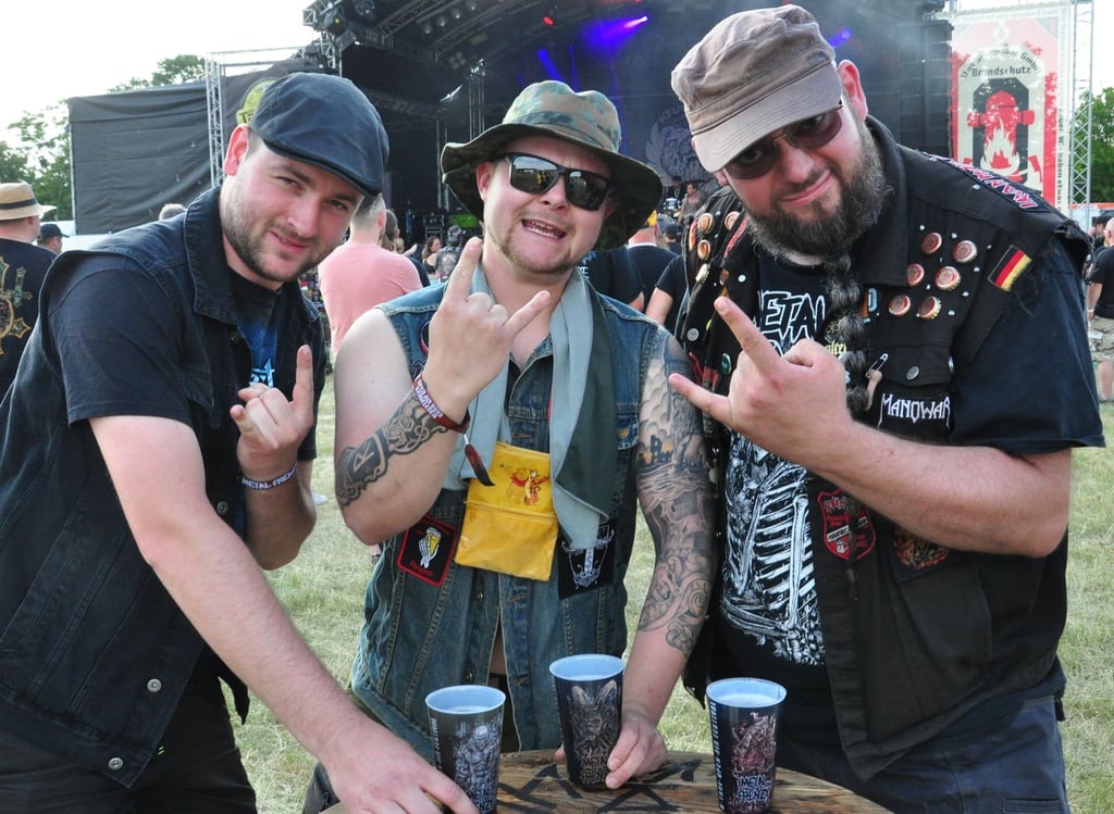 Drei Niedersachsen, die beim Metal Frenzy Festival Spaß haben.