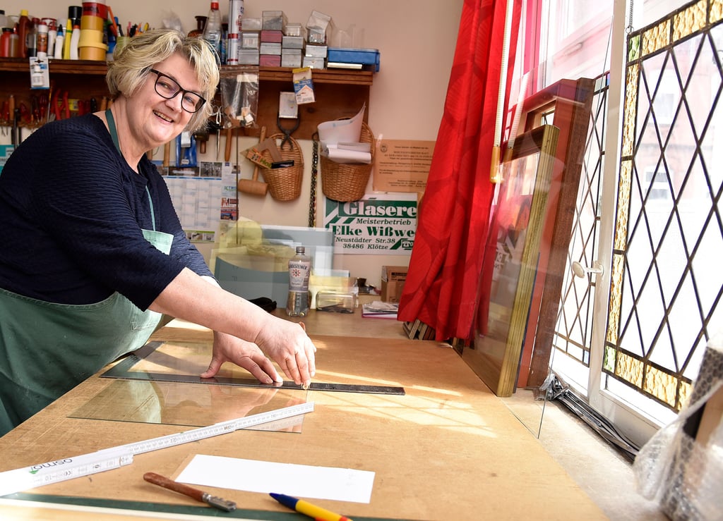 Wenn Elke Ziems mit dem Glasschneider in der Werkstatt arbeiten kann, ist sie in ihrem Element. Sie ist Meisterin des Glaserhandwerks, begeistert von ihrem Beruf und gilt als Klötzer Original.