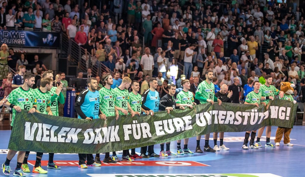 Spieler der Füchse Berlin halten Banner mit Schriftzug „Vielen Dank für eure Unterstützung“.