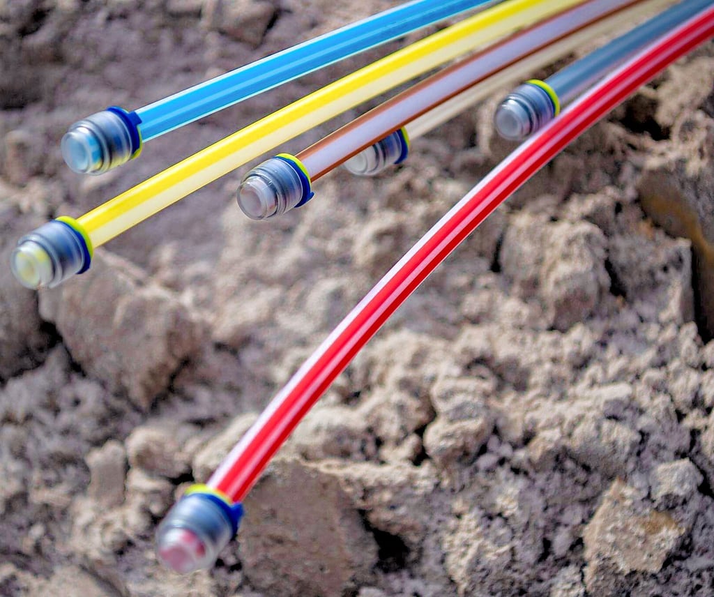 Immer mehr solcher bunten Glasfaserkabel kommen auch im Saalekreis unter die Erde.