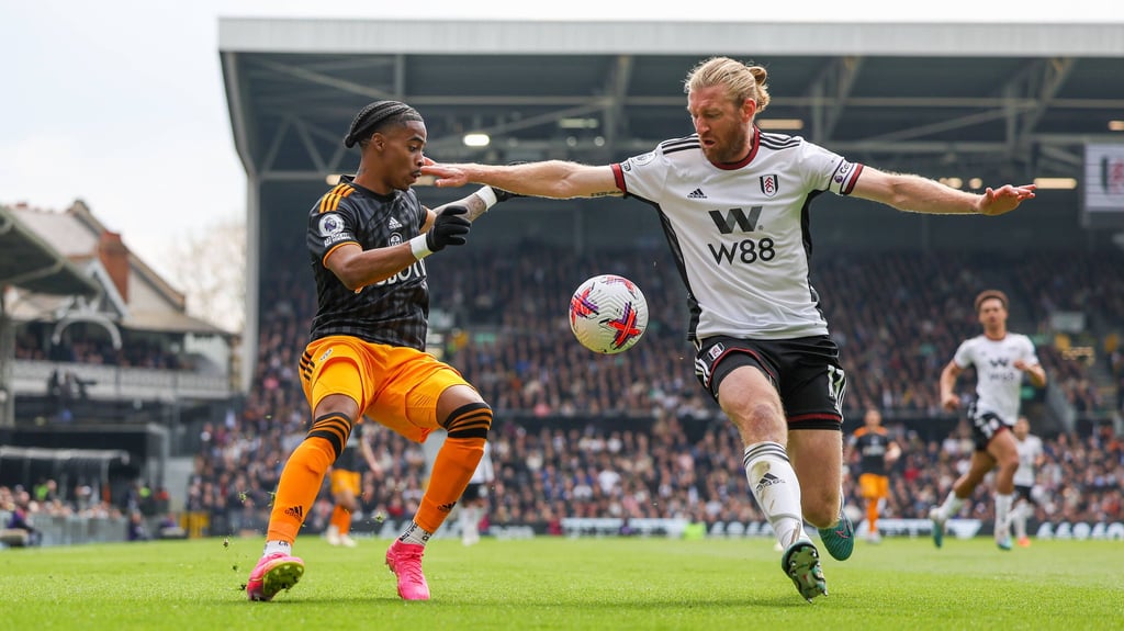 Crysencio Summerville (l.) im Duell mit Fulham-Verteidiger Tim Ream.