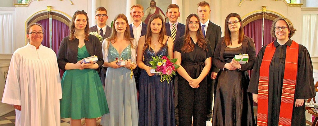 Johanna Döppner, Jette Koch, Isabell Wahle, Ida Barthel, Hannah Kniep (vorn von links) sowie Hannes Fricke, Felix Handge, Constantin Kühne und Christian Graf (hinten von links) stellten sich gemeinsam mit Sandra Heilenz (links) und Dorothee Sparfeldt zum Erinnerungsfoto auf.