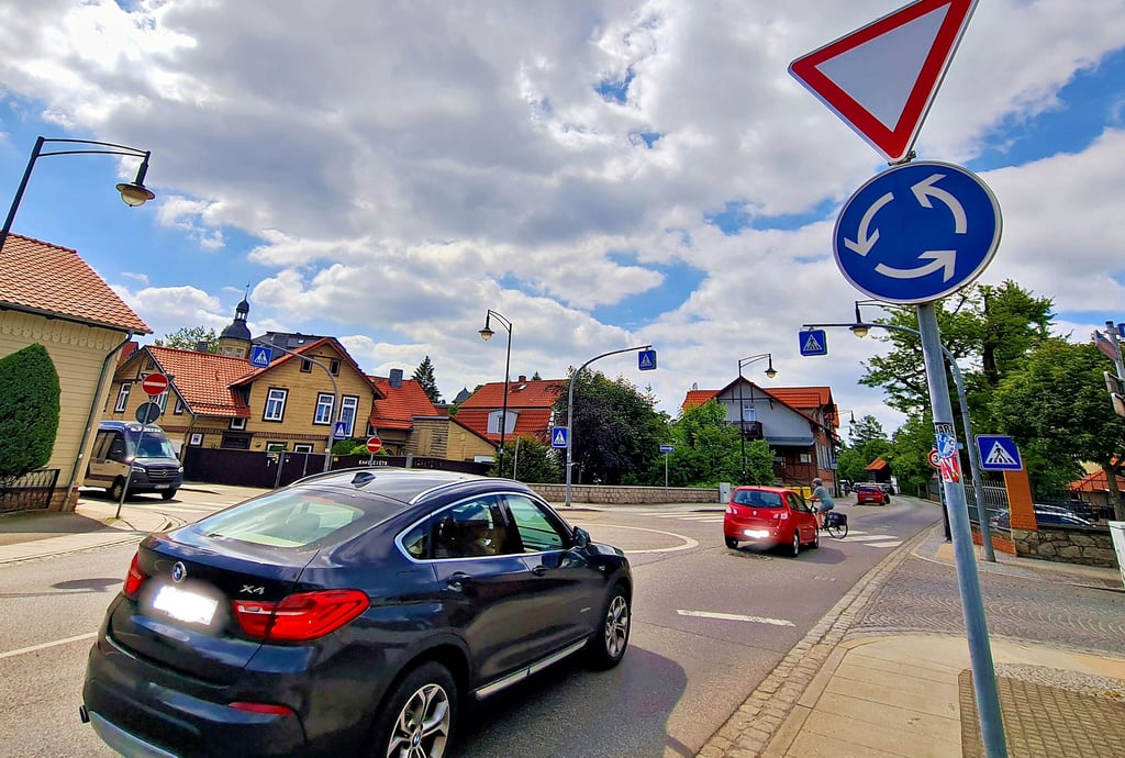 Ohne das Verkehrsschild könnte man den Kreisel in der Johann-Sebastian-Bach-Straße (B 244) in Wernigerode leicht übersehen.