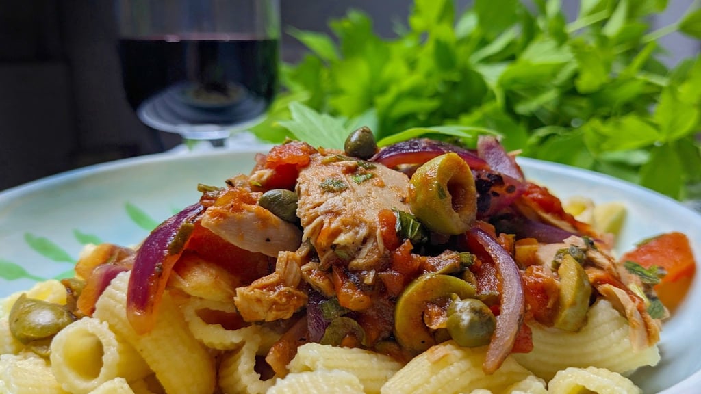 Die ungewöhnliche Thunfisch-Liebstöckel-Soße auf den Röhrennudeln sorgt für eine ganz neue Geschmackserfahrung.