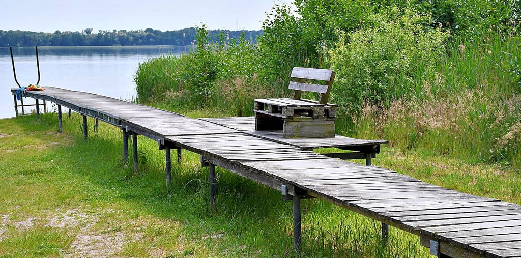 Dieser öffentliche Steg an der Badestelle Zießau am Arendsee wirkt deplaziert. Bis vor einigen Jahren befand sich dort aber Wasser.