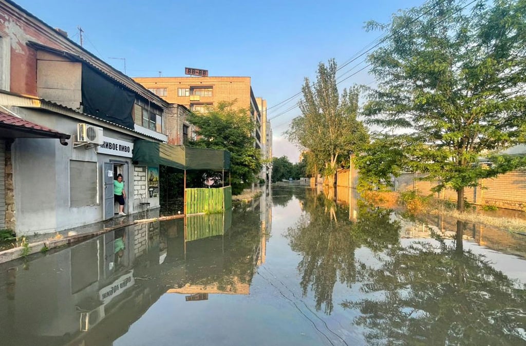 Eine überflutete Straße in Cherson nach der Zerstörung des Kachowka-Damms.