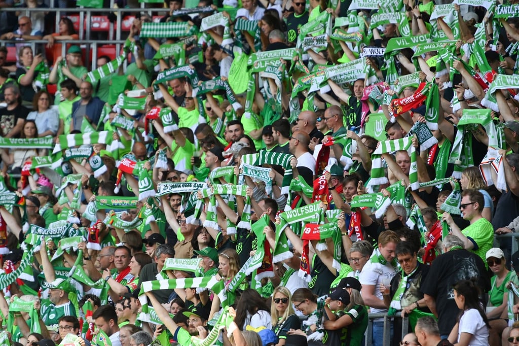Zahlreiche Wolfsburger Fans waren zur Unterstützung ihrer Mannschaft nach Eindhoven gereist.