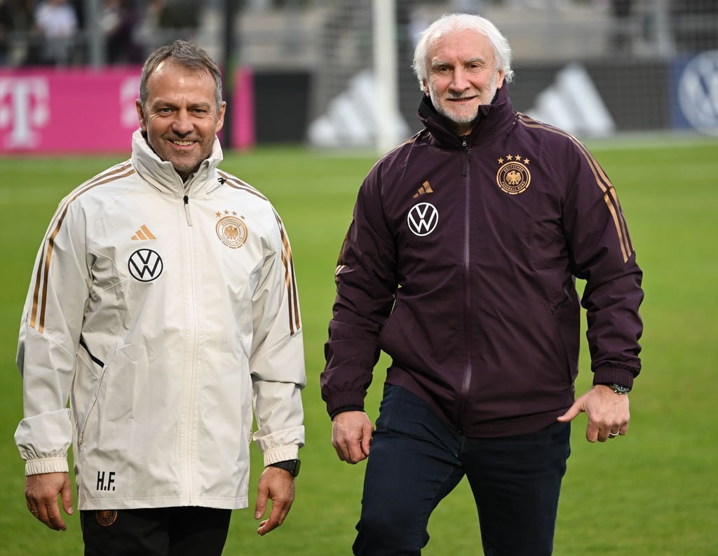 Bundestrainer Hansi Flick (l) und DFB-Sportdirektor Rudi Völler.