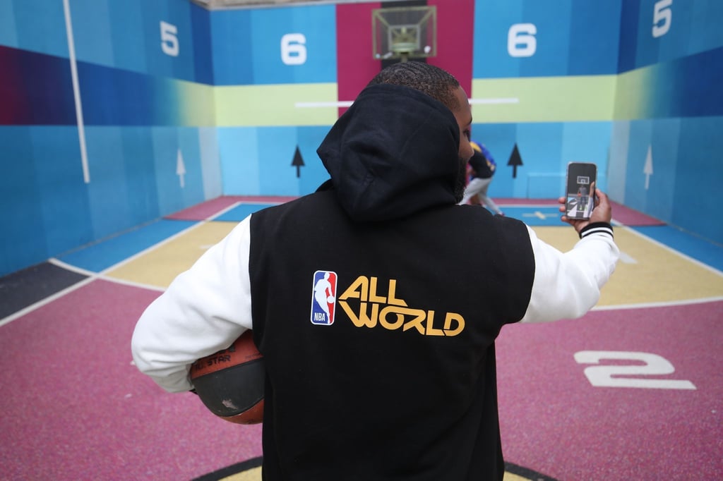 Erweiterte Realität auf dem Smartphone-Display: „NBA All-World“ mixt die reale Umgebung mit virtuellen Spielfiguren und Elementen.