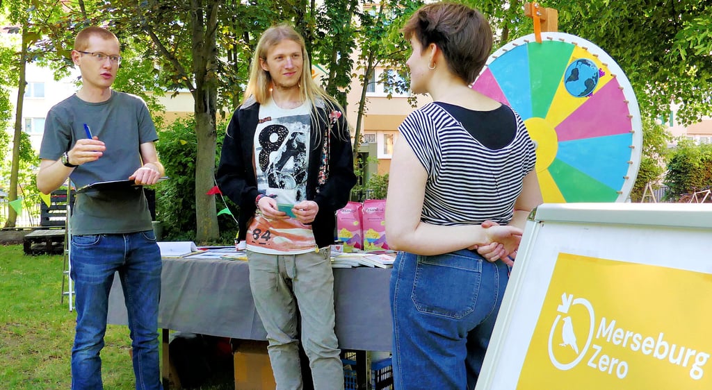 Mit einem Quiz machten Johannes Lange (l.) und Richard Höhne beim Nachbarschaftsstand auf das Bürgerbegehren aufmerksam.