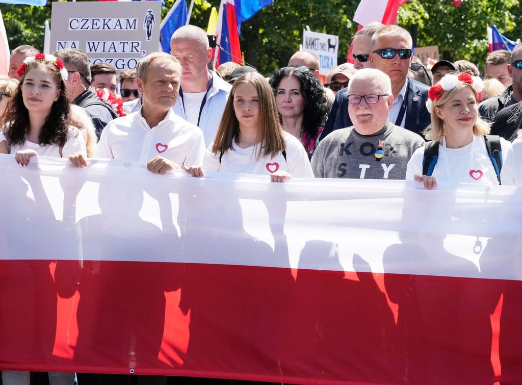Oppositionspolitiker Donald Tusk (2.v.l) nimmt an der Seite von Polens Ex-Präsident Lech Walesa (2.v.r) und anderen Demonstranten an einem Protest gegen die Politik der PiS-Regierung teil.