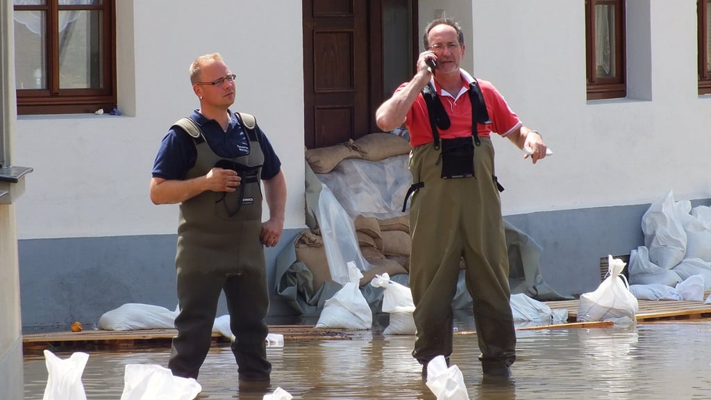 Bernburgs OB Henry Schütze (rechts) beim Hochwasser im Juni 2013 auf der überfluteten Gartenstraße.
