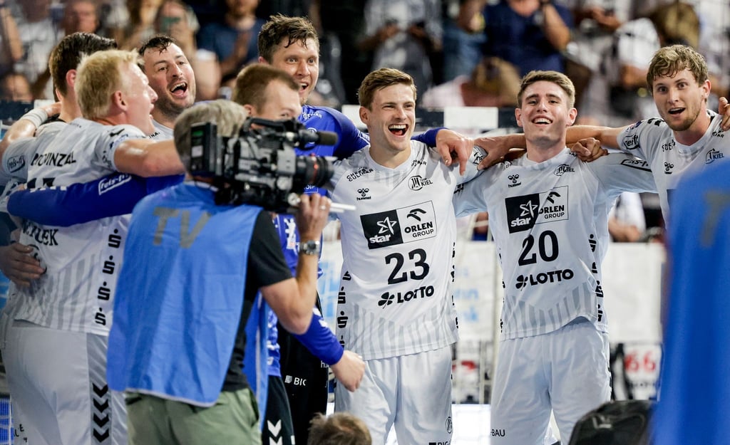 Kiels Spieler feiern den Sieg gegen Wetzlar.