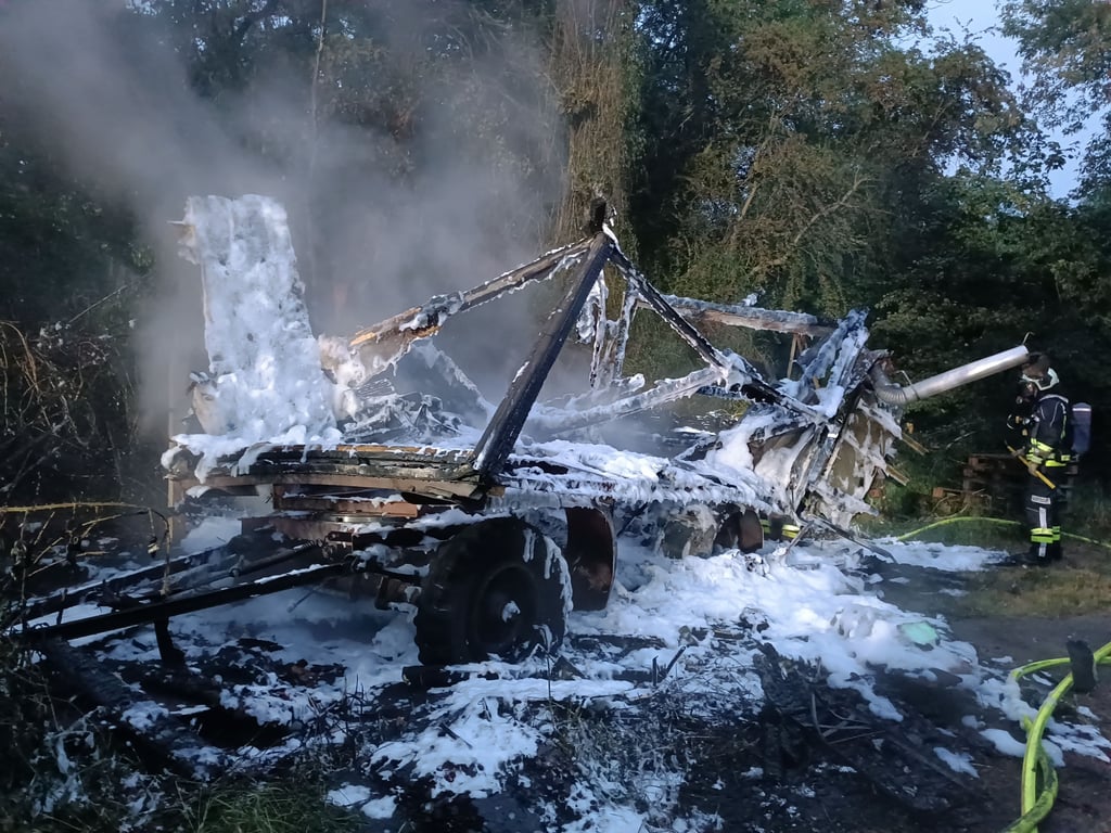 Von dem Bauwagen in Halle blieb nicht viel übrig.