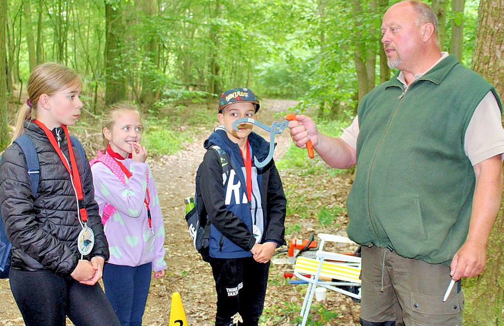 Uwe Skuras erklärt den „Wildgänsen“, wie so eine Packzange funktioniert und wie sie angewendet werden kann. Dann wurde auch probiert.