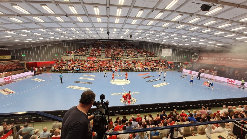 Das Spiel in Ludwigshafen hat begonnen.