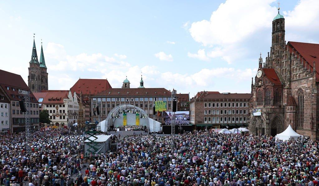 Blick auf die Bühne beim Eröffnungsgottesdienst des 38. Deutschen Evangelischen Kirchentags am Hauptmarkt.