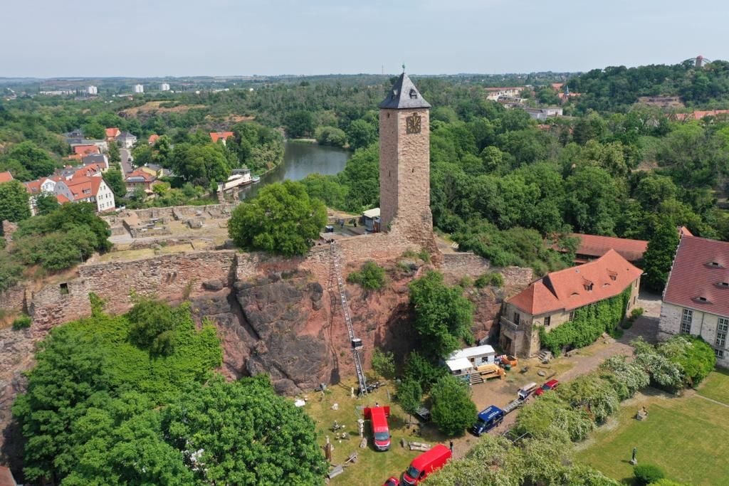 Vom unteren zum oberen Burghof wird für das Trotzburgfest auf dem Giebichenstein in Halle tonnenschwere Bühnen-, Licht- und Tontechnik transportiert - per Möbel-Lift.