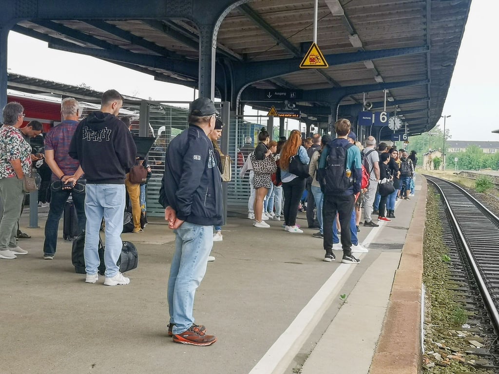 Mittwochmittag auf dem Zeitzer Bahnhof: Reisende warten auf den Zug, der aus Leipzig kommt und wieder in die Stadt fährt.