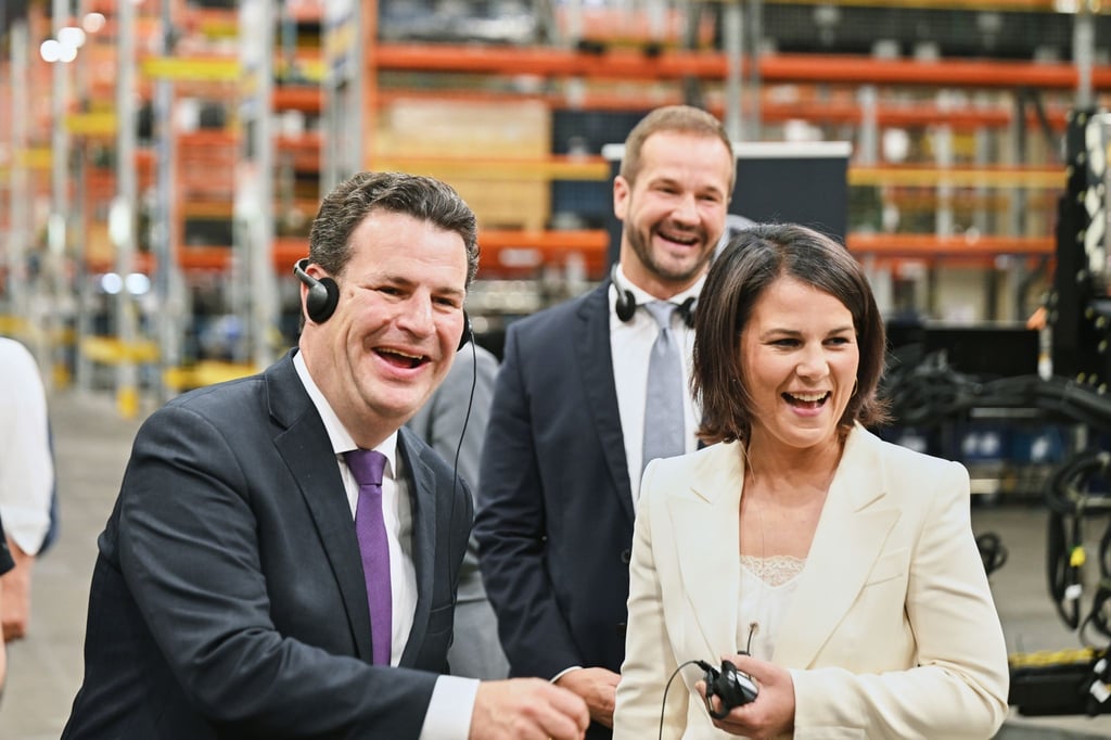 Hubertus Heil und Annalena Baerbock besuchen das Werk von Mercedes-Benz do Brasil.