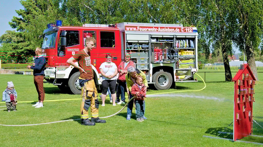 Zielsicherheit war bei der Freiwilligen Feuerwehr gefragt: Die Brandschützer von Ausleben war mit Technik und Spielangebot bei der großen Kinderparty mit dabei.