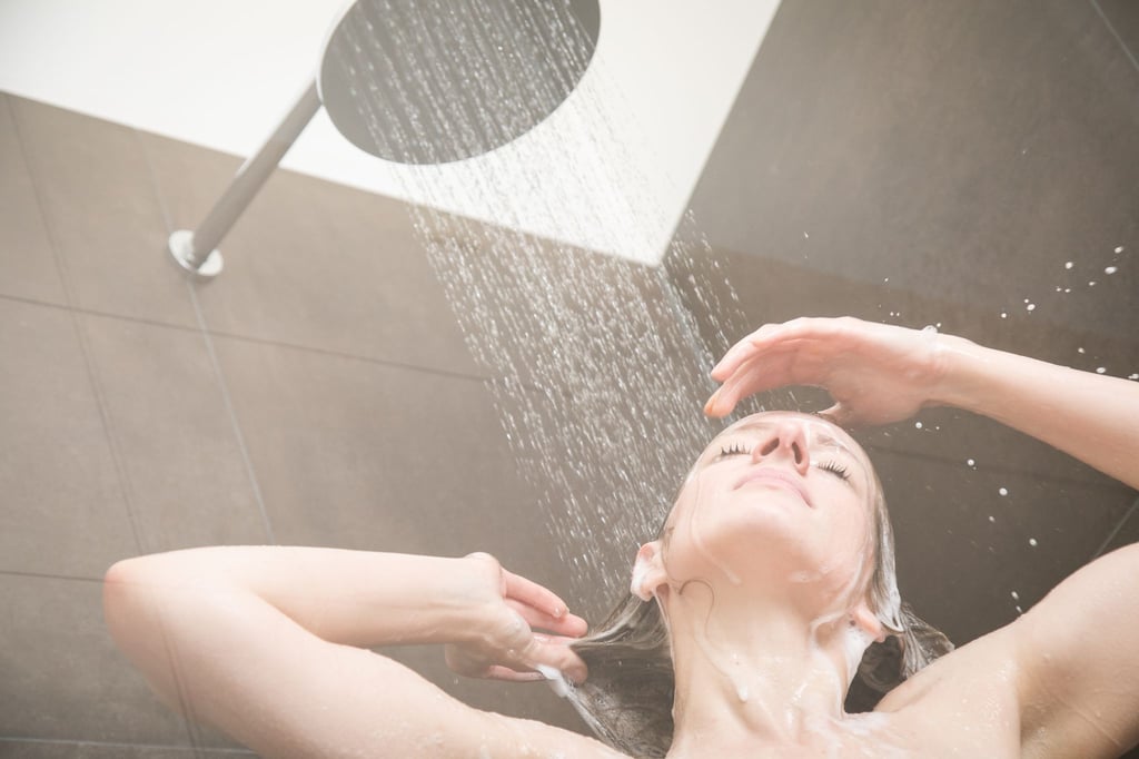 Wer sich unter die Dusche stellt, verbraucht in der Regel viel weniger Wasser als bei einem Vollbad - auch hier ist Zeit gleich Geld.