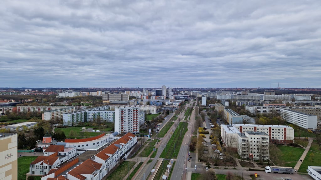 In Halle-Neustadt wurden bei einer Wohnungsdurchsuchung von der Polizei Drogen gefunden.