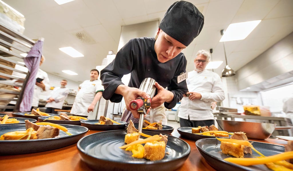 Max Scherbaum aus Wörlitz konzentriert bei der Arbeit: Letzte Vorbereitungen für den Hauptgang werden getroffen. Es gibt eine Roulade von rosa gegartem Schweinefilet an Paprikaschaum mit gegarten Möhren, Möhrenpürree und gefüllten Kroketten.