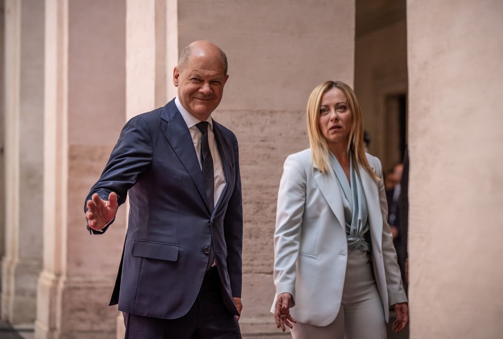 Olaf Scholz zusammen mit Giorgia Meloni kurz nach seiner Ankunft in Rom.
