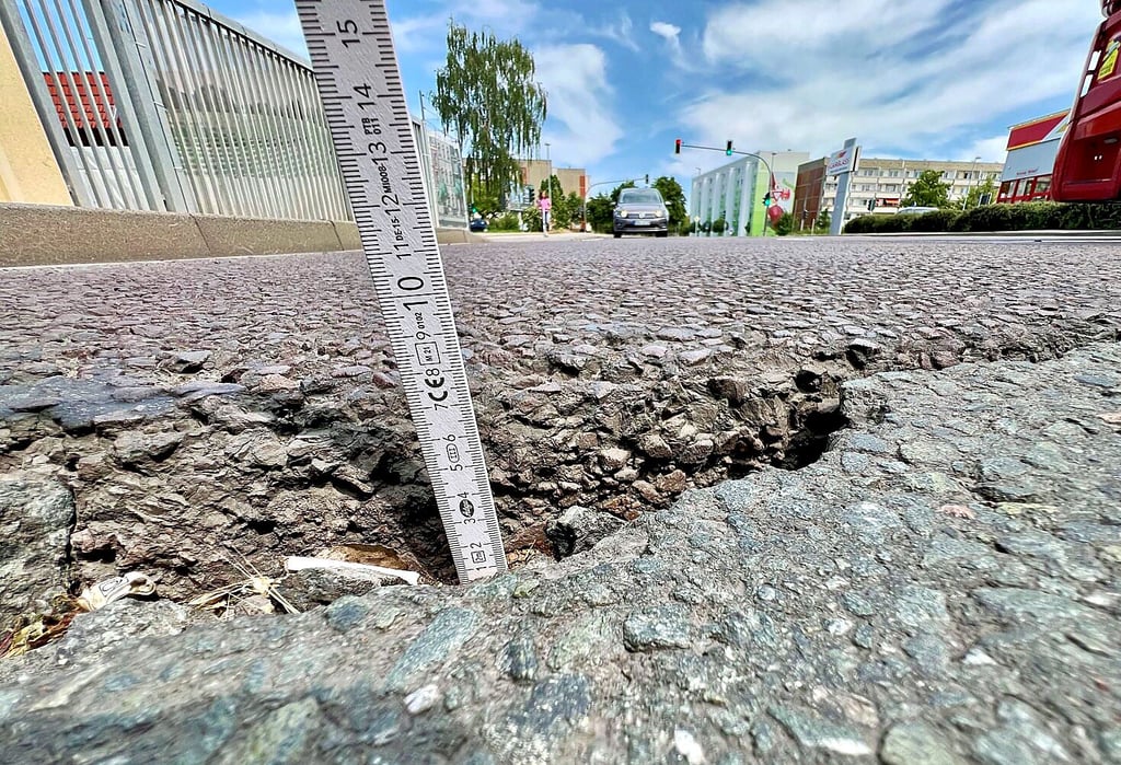 Bis zu sechs Zentimeter tief sind die Schlaglöcher auf der Kalistraße nahe der Ampelkreuzung. Sie sollen bald vom Betriebshof verfüllt werden.