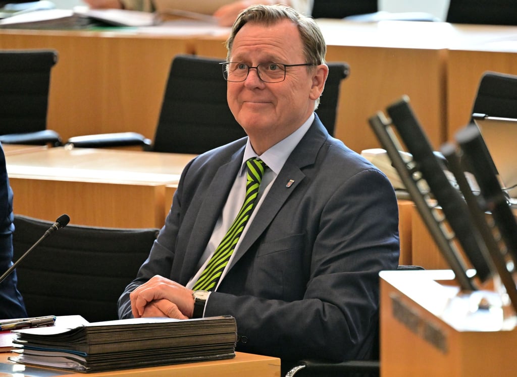 Thüringens Ministerpräsident Bodo Ramelow sitzt im Plenarsaal des Thüringer Landtags.