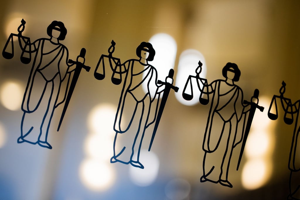 Die Justitia ist an einer Scheibe am Eingang zum Oberlandesgericht zu sehen.