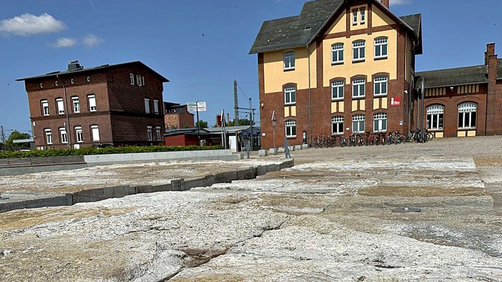 Noch ist das Wasserspiel vor dem Burger Bahnhof nicht in Betrieb. Wird die Anlage doch noch aktiviert?