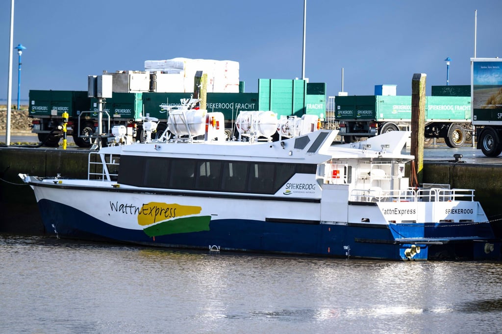 Der neue „WattnExpress“ liegt im Hafen.