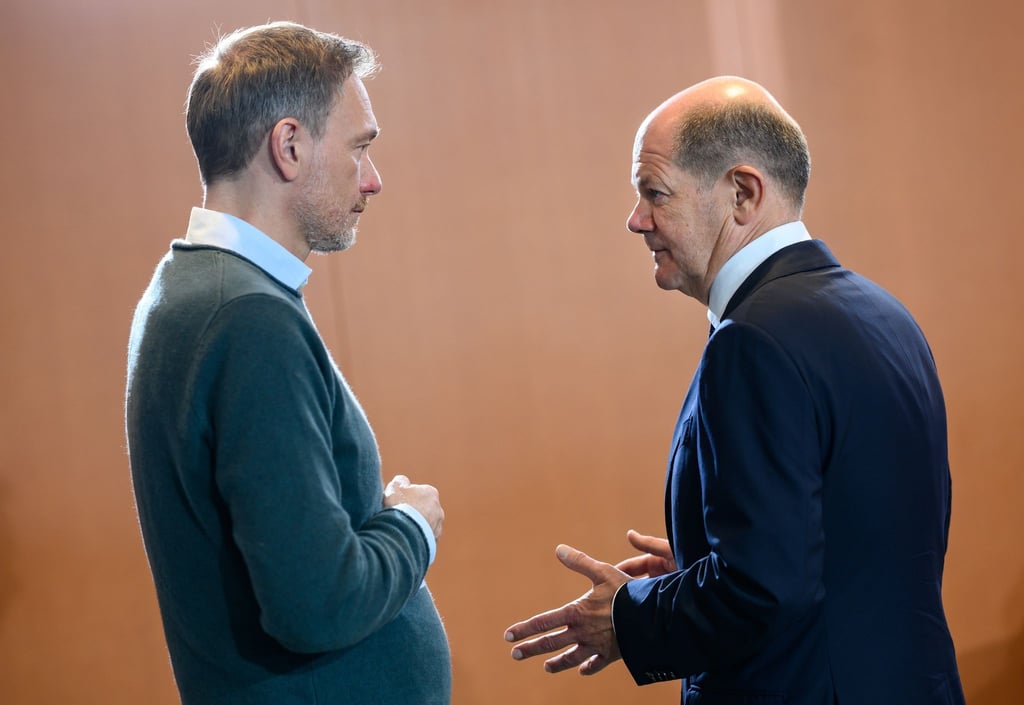 Christian Lindner (l) und Olaf Scholz. Der Bundeskanzler schaltet sich in die stockenden Haushaltsgespräche ein.