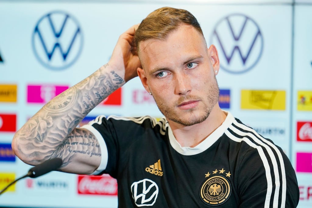 Der deutsche Nationalspieler David Raum gestikuliert.