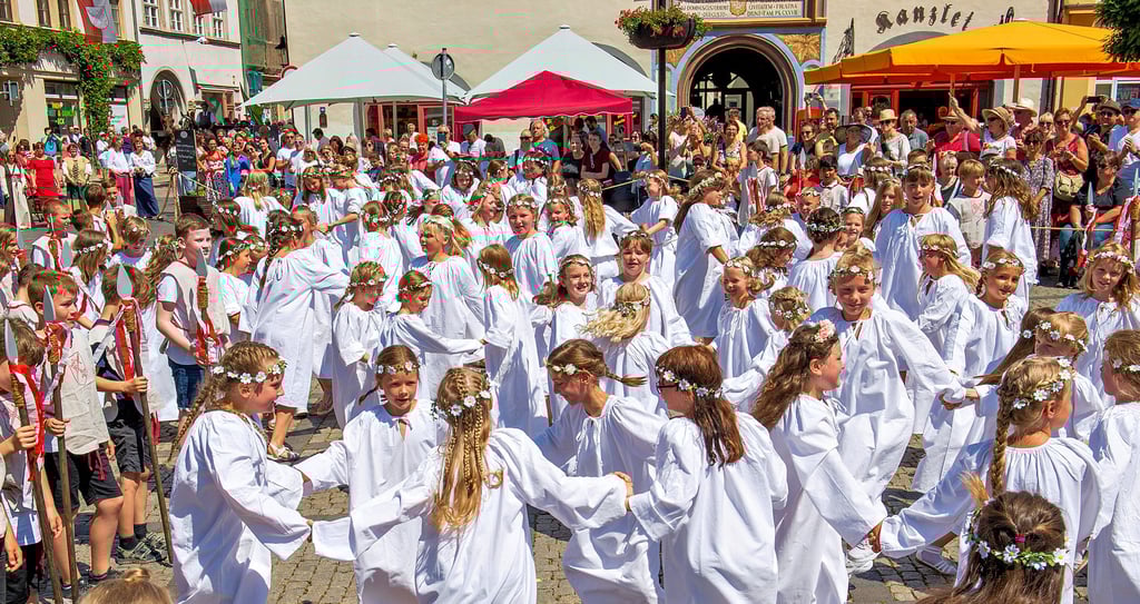 Tanzende Mädchen auf dem Naumburger Markt, die Jungs mit Lanzen daneben: In diesem Jahr werden die Albert-Schweitzer-Grundschüler die Prokop-Szene im Umzug gestalten. Er wird wieder einer der Höhepunkte des Hussiten-Kirschfests sein.
