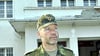 Oberstleutnant Eberhard Zimmer  vor dem Klubhaus „Maxim Gorki“ in Nienburg.